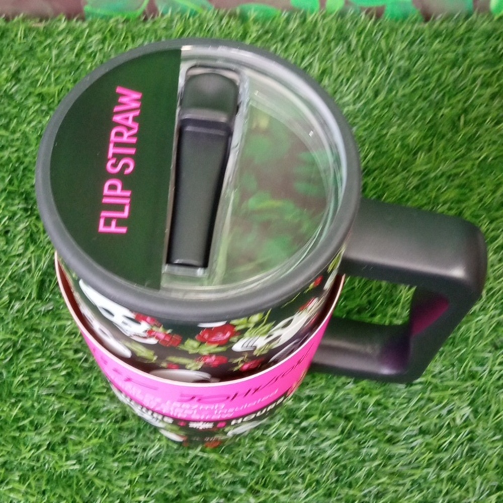🏠 Betsey Johnson Black Travel Mug with Skull & Rose Print - Picture 5 of 6